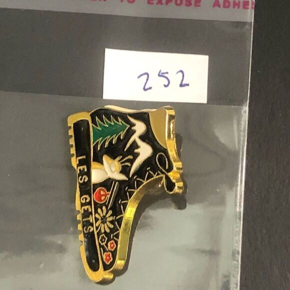 les gets france boot pin travel tourist  souvenir voyage touristique - Picture 6 of 6